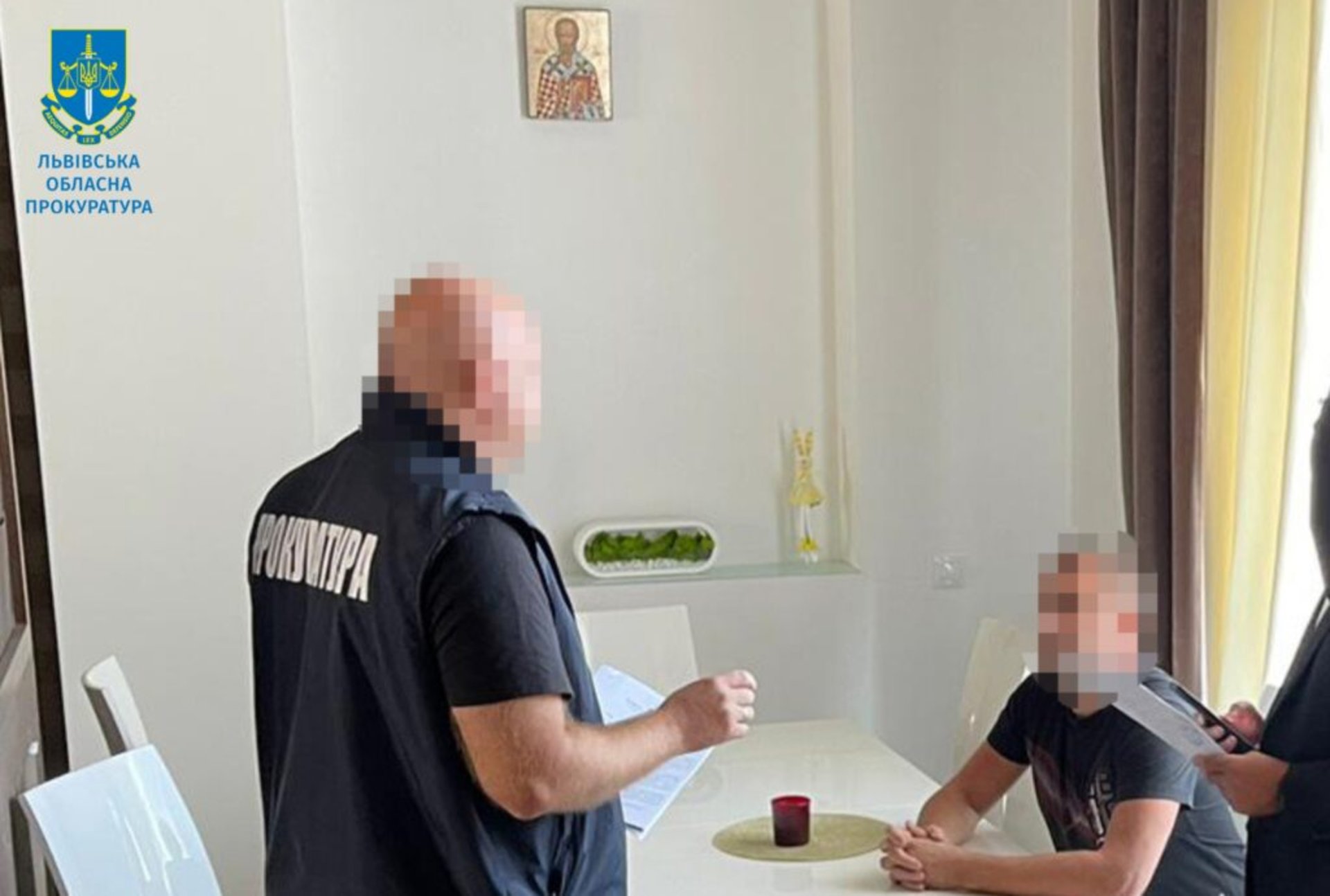 За ці гроші він обіцяв посприяти в отриманні позитивного рішення сільської ради щодо поділу земельної ділянки, яку орендує бізнесмен