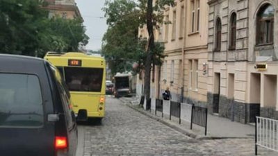 У Львові сміттєвоз виїхав на пішохідну зону і зніс огородження (ФОТО)