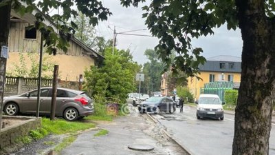 На Львівщині на слизькій дорозі не розминулись автомобілі