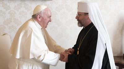 Глава УГКЦ подарував Папі Римському фрагмент російської міни, яка знищила фасад храму в Ірпені
