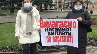 У Самборі працівники поліклініки  влаштували протестну акцію біля Ратуші (ФОТО)