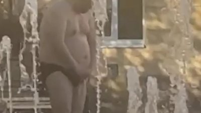 У Львові чоловік помив пісюна у фонтані на Митній (ВІДЕО)