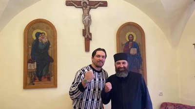 Боксер Усик з приватним візитом приїхав до монахів на Львівщину (ФОТО)
