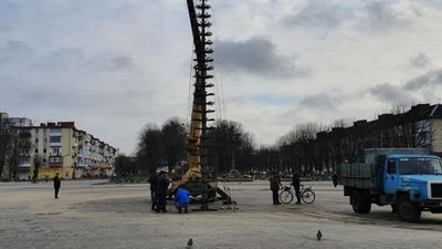 У Червонограді вже встановлюють головну ялинку міста (ФОТО)