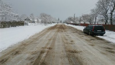 Перший сніг «добив» одну з найгірших доріг Львівщини
