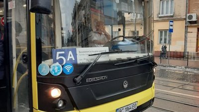 У Садового вирішили скоротити одразу два автобусні маршрути