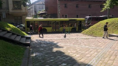 У центрі Львова зупинився рух транспорту