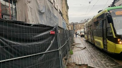 У Львові забудовник зруйнував частину тротуару