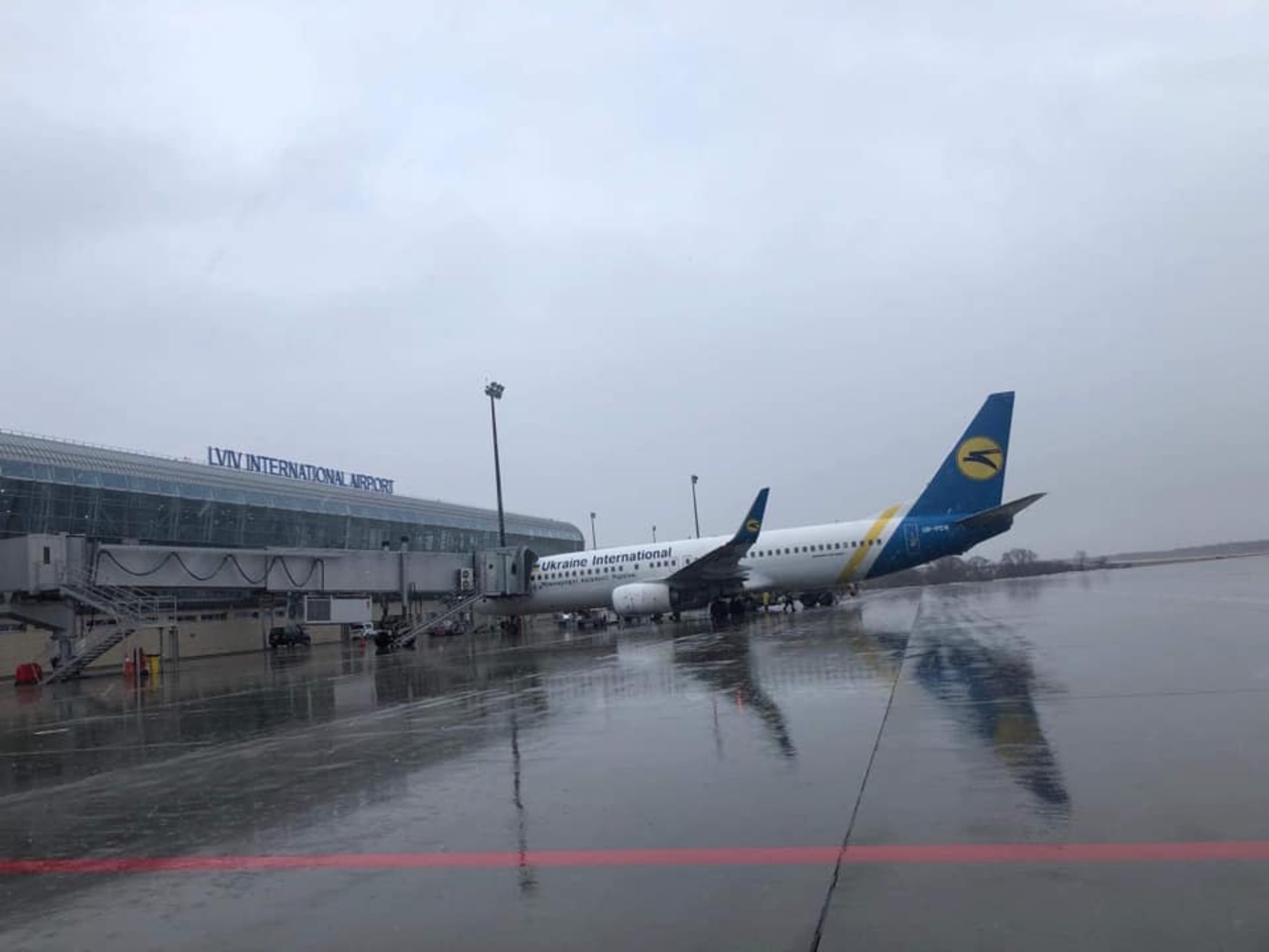 Аеропорт "Львів" відновив роботу старого терміналу. Фото аеропорту "Львів"