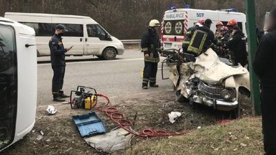 Під Києвом катафалка з покійником потрапила у ДТП (ФОТО)