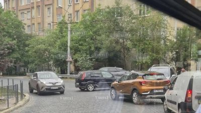 У Львові на повороті не розминулись автомобілі (ФОТО)