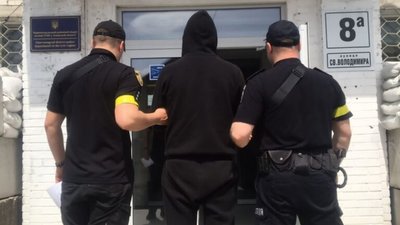 У Червонограді 23-річний чоловік вчинив розбійний напад на перехожого