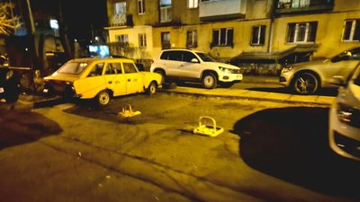 У центрі Львова просять прибрати шини