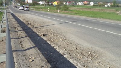 На кільцевій дорозі Львова туристичний автобус з іноземцями влетів у вантажівку, є постраждалі