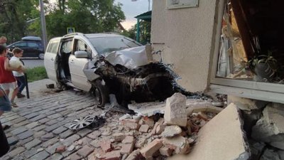 У Львові автомобіль влетів у будинок (ФОТО)