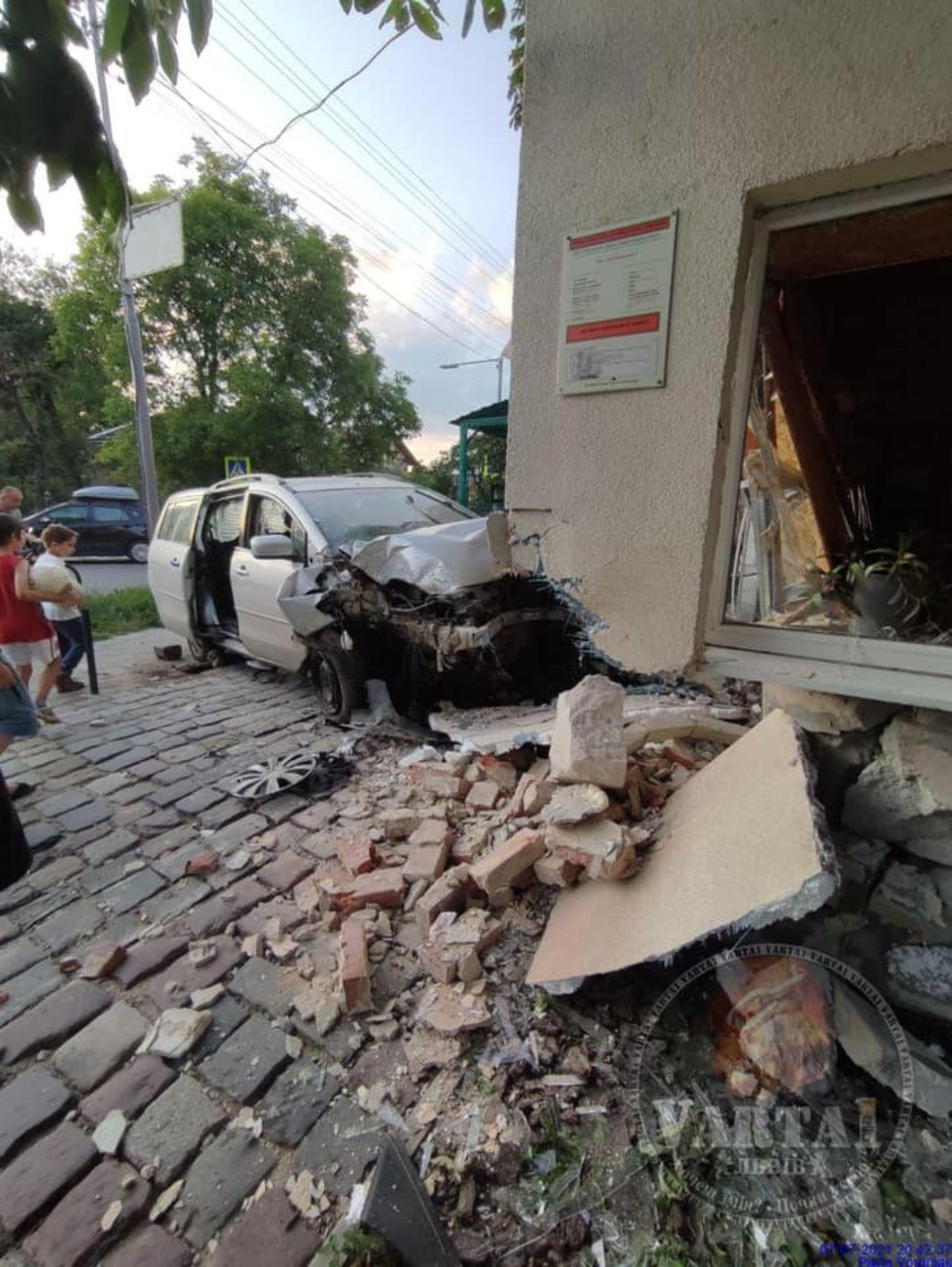 У Львові автомобіль влетів у будинок