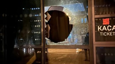 У Львові чоловік розбив вікно в нічному клубі