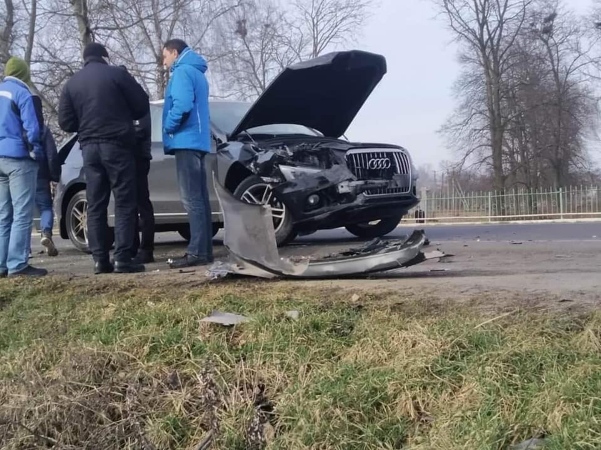 На Львівщині сталась аварія, автомобіль злетів у поле. Фото Варта-1