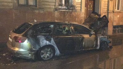 У Львові вночі під вікнами житлового будинку горів автомобіль (ФОТО)