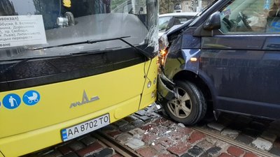 У Львові сталося зіткнення маршрутки з мікроавтобусом (ФОТО)