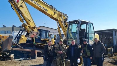 Воїни ЗСУ отримали допомогу від волонтера з Буковини колісний екскаватор