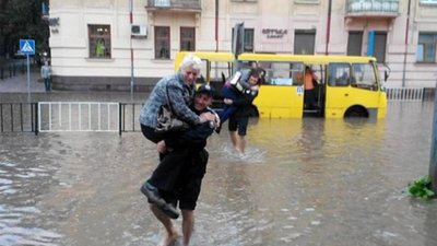 Синоптики повідомили, що серпень у Львові буде багатим на дощі і грози