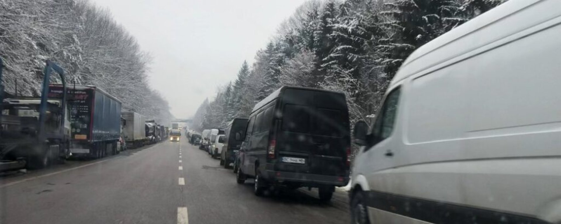 Нові правила перетину кордону з Польщею: на Львівщині утворилися черги з авто, фото Суспільне