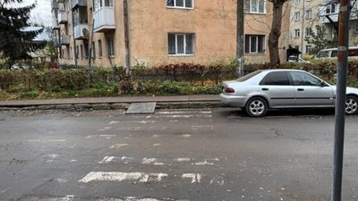 У Львові просять оновити розмітку пішохідного переходу
