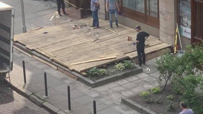 Як у Львові на клумбі будують літню терасу (ФОТО)