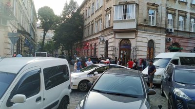 У Львові застуканий на гарячому злодій під час втечі потрапив  під колеса автомобіля (ФОТО)