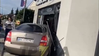 На Львівщині водій з гіпоглікемією врізався у вітрину магазину