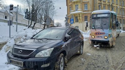У центрі Львова автомобіль заблокував рух трамваїв (ФОТО)