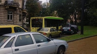 Після візиту Зеленського до Львова автомобілі почали їздити біля церкви Юра (ФОТО)