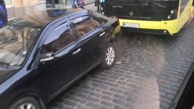 У Львові маршрутка не розминулась із автомобілем (ФОТО)