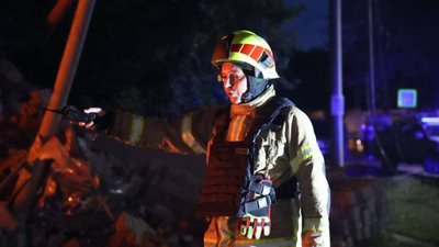 У Дніпрі внаслідок обстрілу пошкоджено верхні поверхи 12-поверхової житлової новобудови