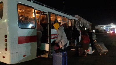 Українці продовжують повертатися  із-за кордону через пункти пропуску на Львівщині (ФОТО)