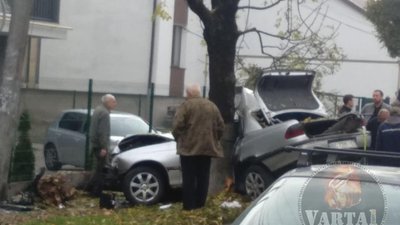 У Львові автомобіль влетів у дерево (ФОТО)