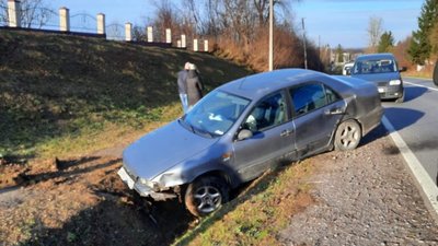На Львівщині перекинувся автомобіль з Росії (ФОТО)