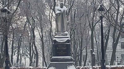 У Києві демонтували пам'ятник Ватутіну (ВІДЕО)