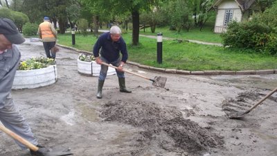 Як у Трускавці комунальники лопатами розчищали намул після потопу (ФОТО)