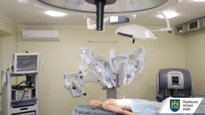 У Львові вперше в Україні прооперували дитину з допомогою робота-хірурга daVinci