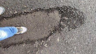 У Львові дорога до головного залізничного вокзалу вкрилась ямами (ФОТО)
