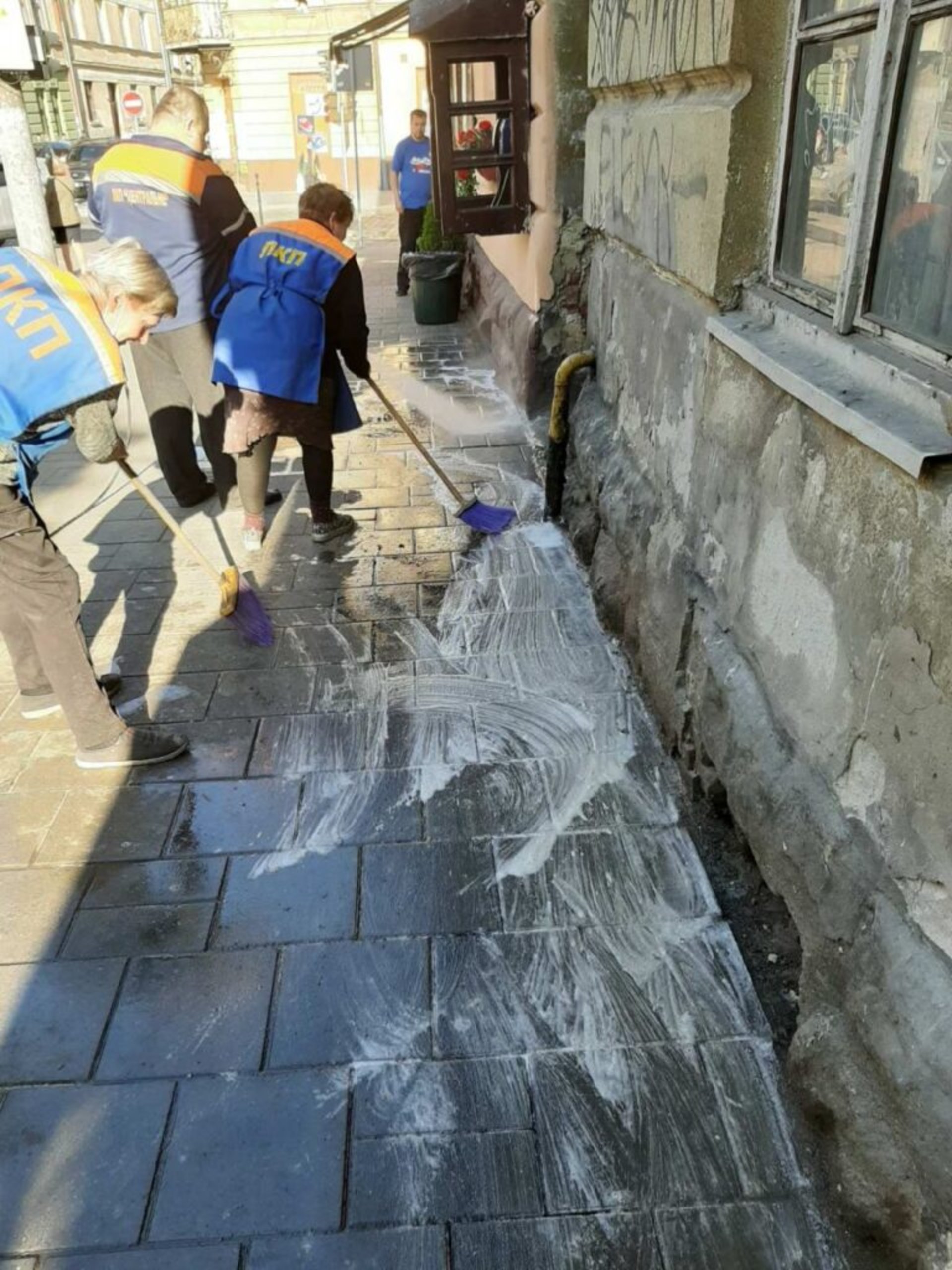 У Львові комунальники миють місто, фото ЛМР