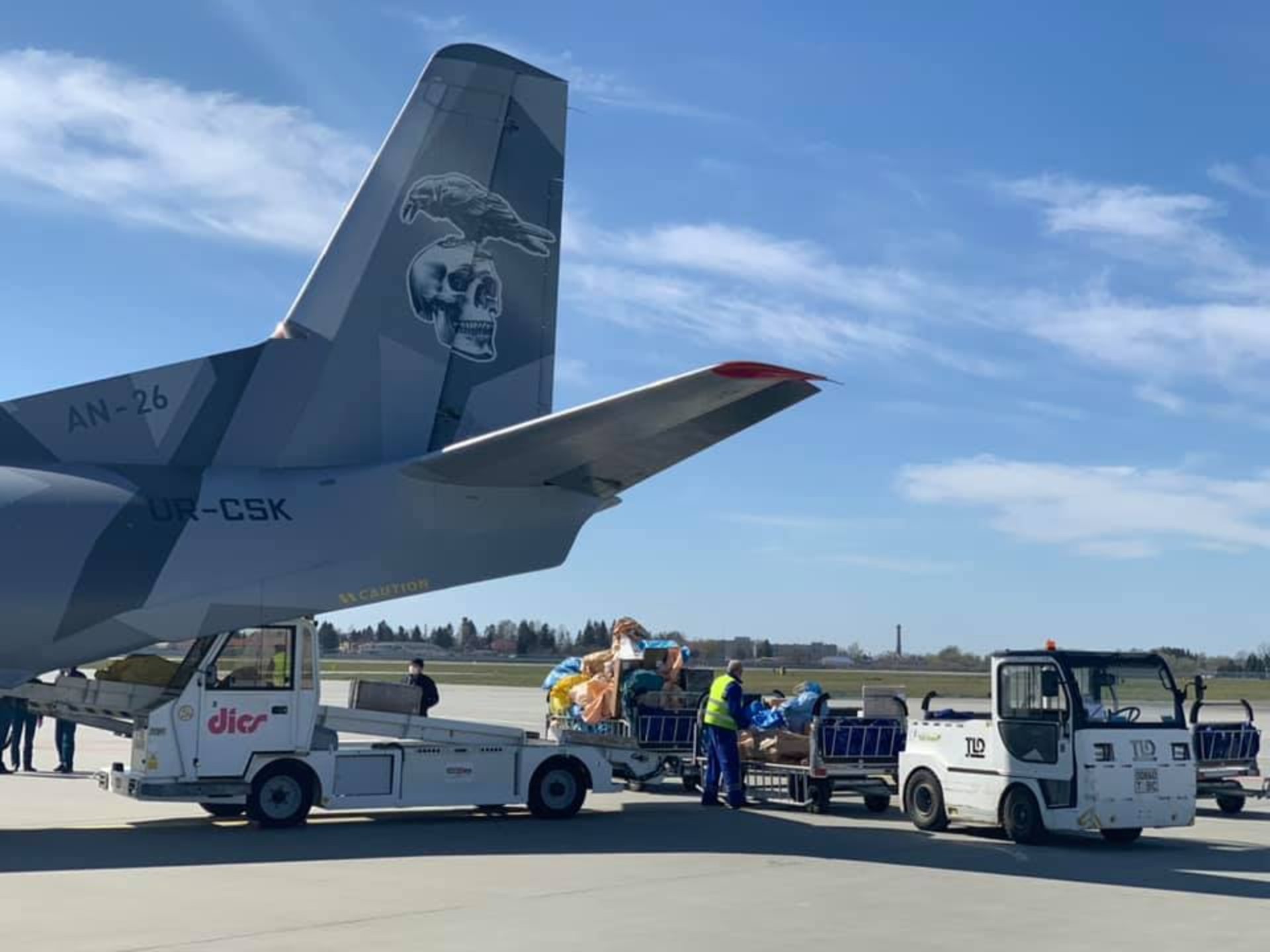 Літак АН-26 перевіз 4 тонни посилок зі Львова до Риги. Фото: аеропорт "Львів".