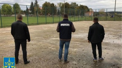 Директора товариства підозрюють у заволодінні 600 тис грн під час реконструкції спортивного майданчика у селищі на Львівщині