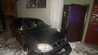 У Львові водій, позбавлений права керувати транспортними засобами, розбив свій автомобіль
