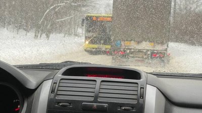 У Брюховичах не могли розминутись вантажівка і маршрутка (ФОТО)