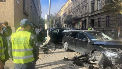 У центрі Львова водій збив світлофор (ФОТО)