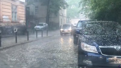 Центр Львова накрила сильна злива (ВІДЕО)