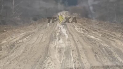 На Львівщині дорога навколо відомого курорту перетворилась у болото (ВІДЕО)